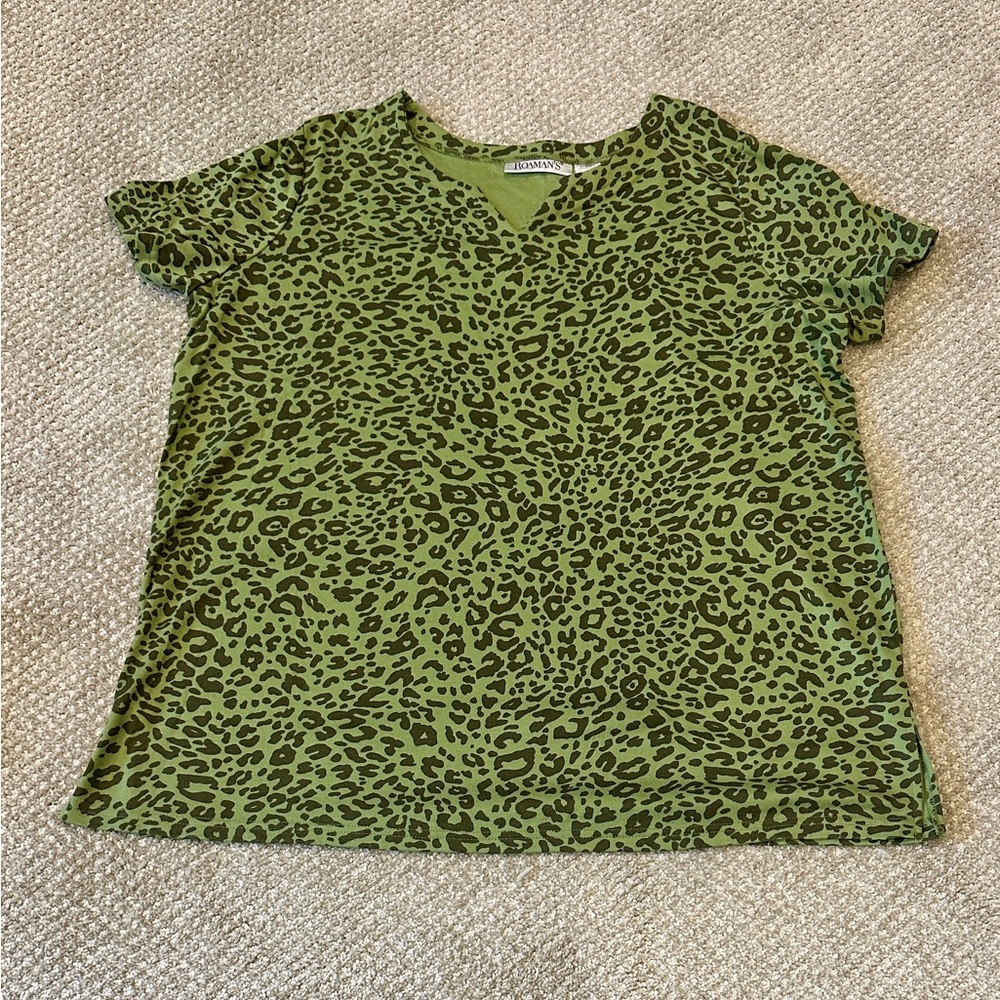 🌈 Roaman’s green leopard shirt size Large 🌈